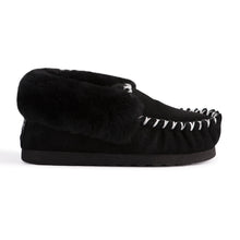 Load image into Gallery viewer, AUS WOOLI HAND STITCHED WOMENS SHEEPSKIN MOCCASIN - Black
